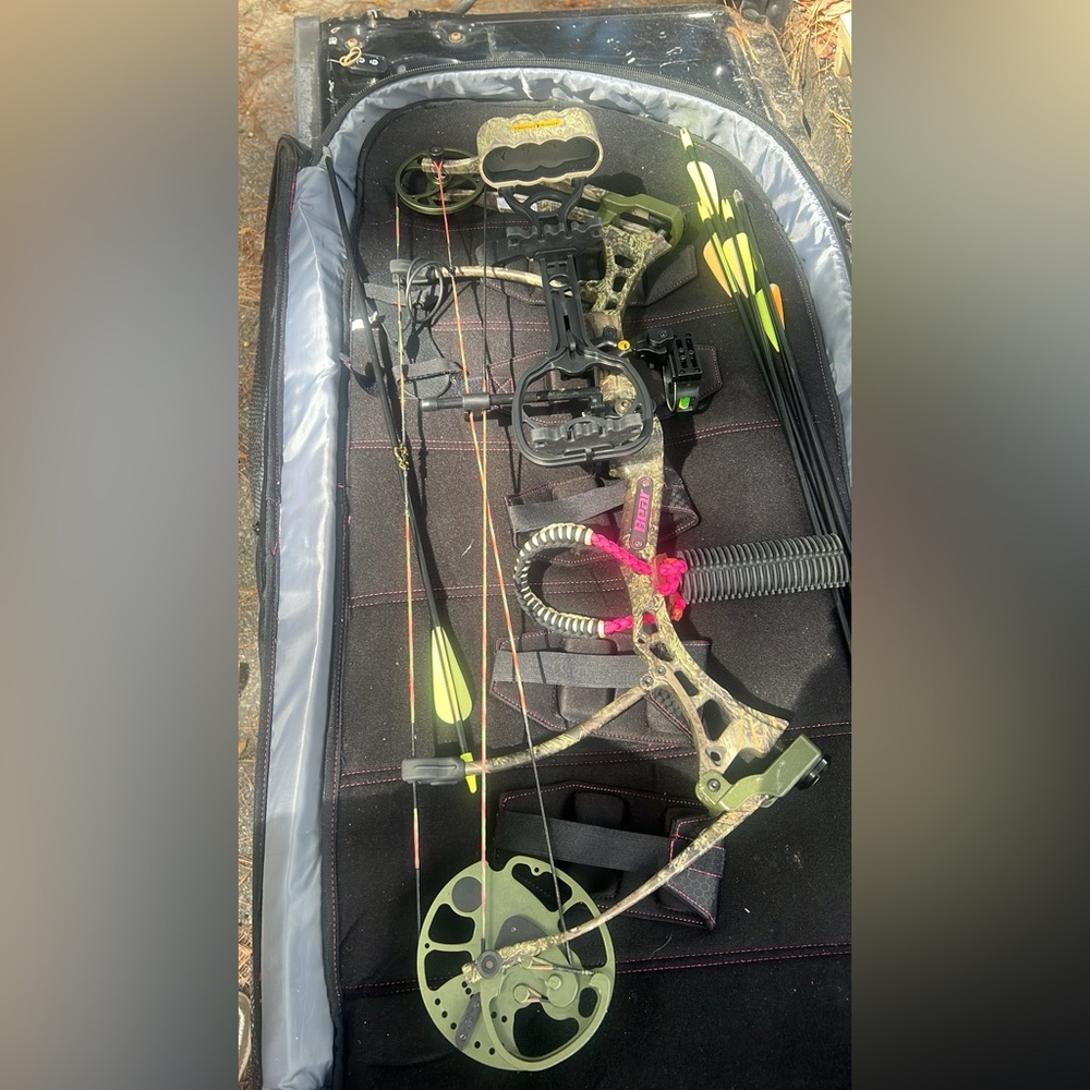 Bear home wrecker compound bow with case